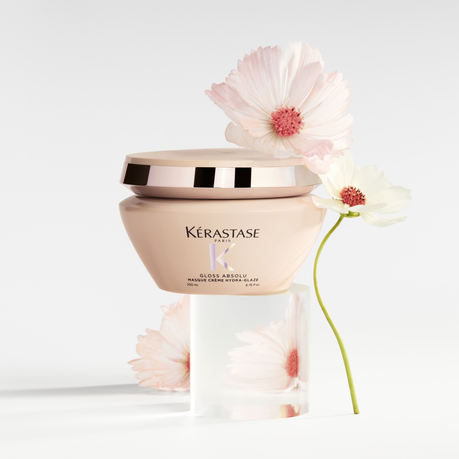 Kérastase Gloss Absolu krém maska s květinami v luxusní kosmetické láhvi