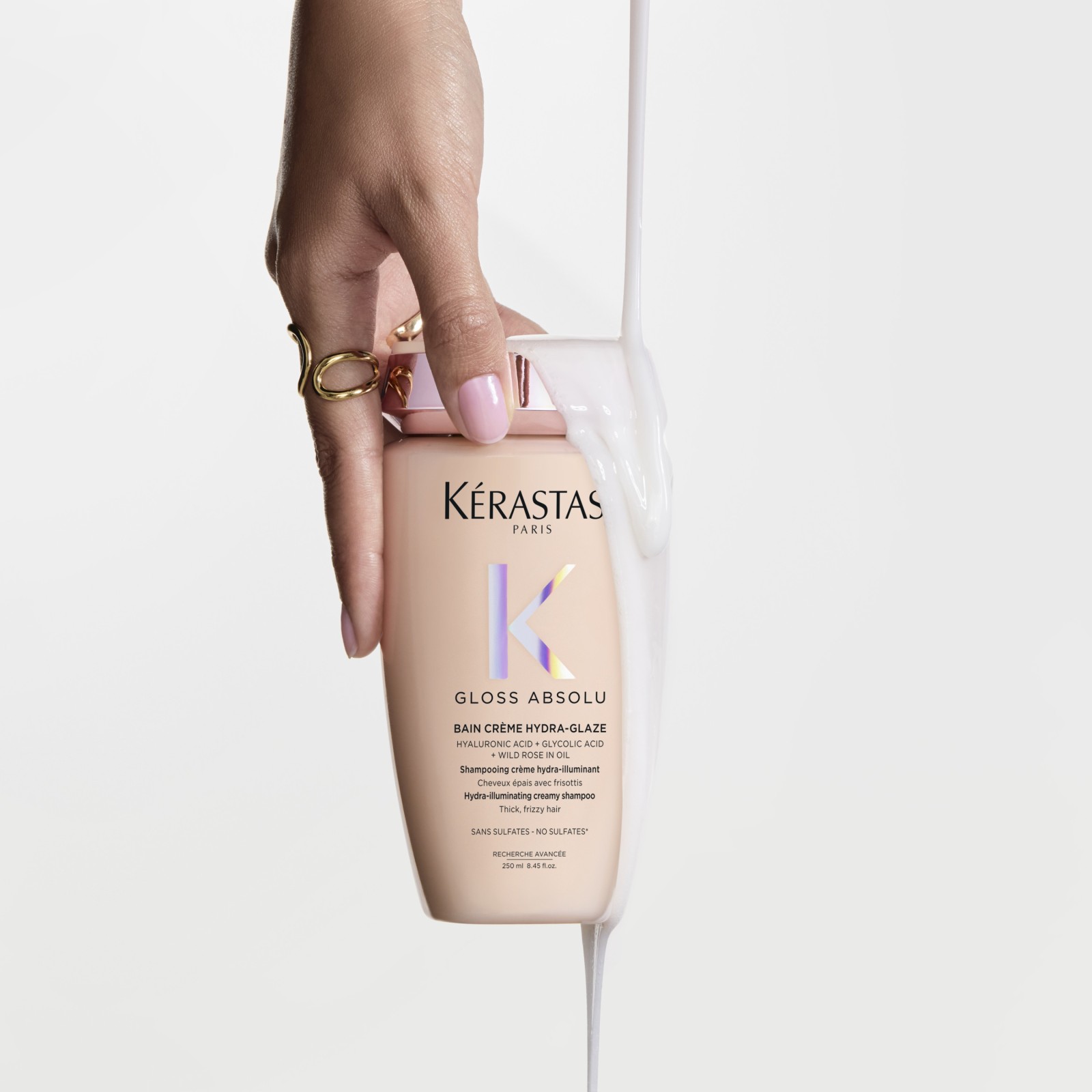 Kérastas Gloss Absolu krém šampon v ruce, luxusní vlasová péče na bílém pozadí